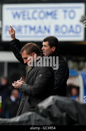 Roy Keane (Hintergrund), Manager von Ipswich Town, ruft während des npower Football League Championship-Spiels in der Portman Road, Ipswich, Anweisungen aus. Stockfoto