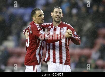 Matthew Etherington von Stoke City (links) feiert den zweiten Platz seiner Seite Tor mit Rory Delap Stockfoto