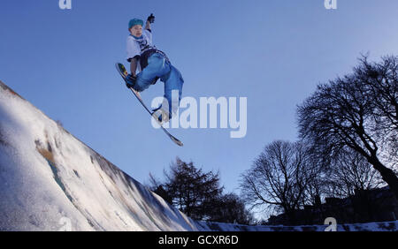 Snowboarder Angus Leith genießt den Schnee im Kelvingrove Park, Glasgow, während sich der große Frost in ganz Großbritannien fortsetzt. Stockfoto