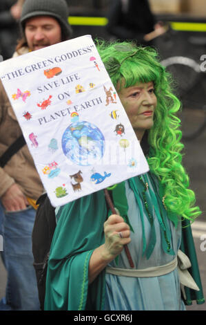 Kampagne gegen den Klimawandel nach dem Marsch vom Hyde Park kommen Demonstranten in Westminster an. Stockfoto