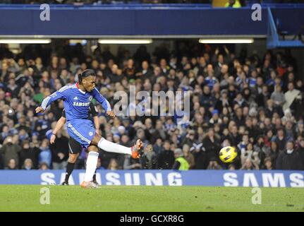Fußball - Barclays Premier League - Chelsea gegen Everton - Stamford Bridge. Chelsea's Didier Drogba erzielt ihr erstes Tor vom Strafpunkt Stockfoto
