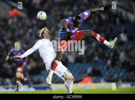 Leeds United's Luciano Becchio (links) und Crystal Palace's Claude Davis kämpfen um den Ball während des npower Football League Championship Spiels in Elland Road, Leeds. Stockfoto