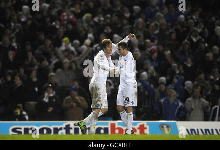 Luciano Becchio von Leeds United (links) feiert sein zweites Tor mit George McCartney während des npower Football League Championship-Spiels in der Elland Road, Leeds. Stockfoto