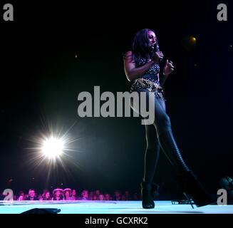 Alexandra Burke auf der Bühne während des Capital FM's Jingle Bell Ball in der O2 Arena, London. Stockfoto