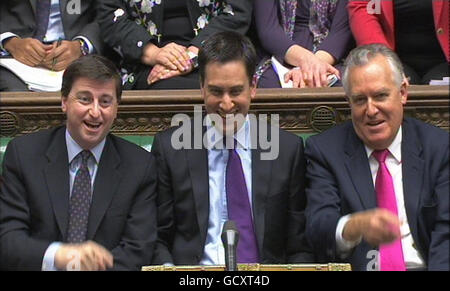 Schattenarbeit und Pensionen, Douglas Alexander (links), Labour-Parteiführer Ed Miliband (Mitte) und Schattenstaatssekretär für Wales, Peter Hain (rechts) lachen während der Fragen des Premierministers im Unterhaus, London. Stockfoto