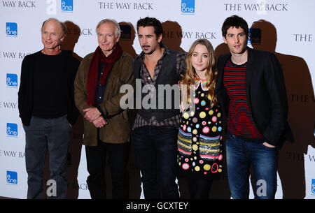 Ed Harris, Regisseur Peter Weir, Colin Farrell, Saoirse Ronan und Jim Sturgess während einer Fotoaufnahme für den neuen Film The Way Back im Claridges Hotel in London. Stockfoto