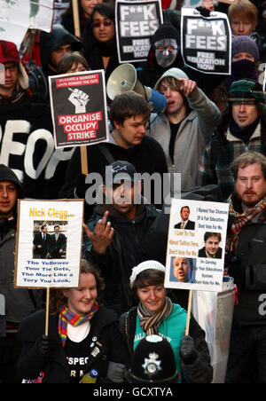 EDITOREN MERKEN GESTE UND SPRACHE AUF PLAKATEN AUF FOTO Studenten marschieren durch Birmingham aus Protest gegen die Erhöhung der Studiengebühren heute. Stockfoto