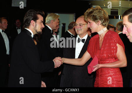 Die Prinzessin von Wales trifft den amerikanischen Schauspieler Charlie Sheen, Star des Films „Hot Shots“. Sie trägt ein Kleid von Bruce Oldfield. Stockfoto