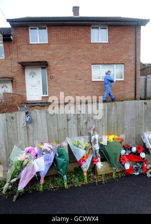 Vor einem Haus am Mould Crescent in Banbury, Oxfordshire, wo Sally Cox, 43, und der 22-jährige Martin Faulkner ermordet wurden, wurden Blumengebete zurückgelassen. Stockfoto