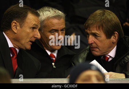 (Von links nach rechts) die ehemaligen Liverpool-Fußballer Phil Thompson und Ian Rush mit Liverpools Akademiemanager Kenny Dalglish in den Tribünen während des UEFA Europa League, Group K-Spiels in Anfield, Liverpool. Stockfoto