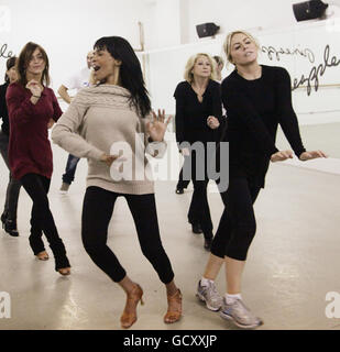 (Von links nach rechts) Katya Virshilas, Michelle Williams, Felicity Kendal und Patsy Kensit bei den Gruppenproben für Strictly Come Dancing in den Pineapple Dance Studios in Covent Garden, im Zentrum von London. Stockfoto