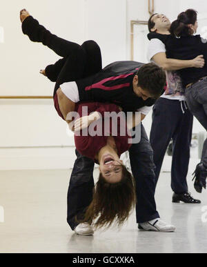 Gavin Henson und die Tanzpartnerin Katya Virshilas und Jimi Mistry mit Flavia Cacace während der Gruppenproben für Strictly Come Dancing in den Pineapple Dance Studios in Covent Garden, im Zentrum von London. Stockfoto