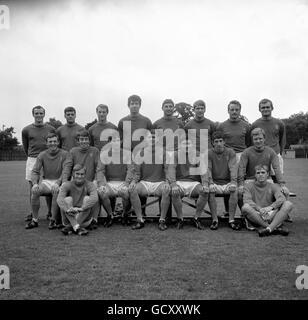 Ipswich Town Forst Team Back Row: Tommy Carroll, Peter Morris, Billy Baxter, Ken Hancock, Mick McNeil, Derek Jefferson, Bill Houghton, Bobby Hunt. Center Charlie Woods, Danny Hegan, John O'Rourke, Ray Crawford, Colin Viljoen, Frank Brogan, Eddie Spearritt Front Row: Mick Mills, Chris Barnard Stockfoto