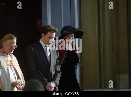 Marina Mowatt, Tochter von Prinzessin Alexandra und Sir Angus Ogilvy, nach ihrer Hochzeit mit Paul Mowatt, in der St. Andrew's Parish Church, Ham. Stockfoto