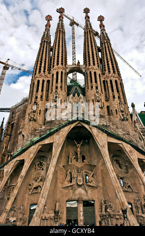 Basilika-Temple Expiatori De La Sagrada Família Expiatory Kirche der Heiligen Familie, gestaltet im Stil Neo-Katalanisch durch Stockfoto