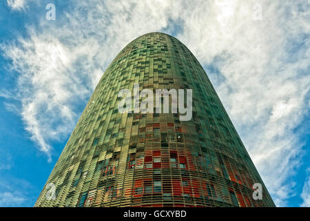 Moderne Torre Agbar Wolkenkratzer am Plaça de Les Glories Catalana in Barcelona, entworfen vom Architekten Jean Nouvel, Catalonia Stockfoto