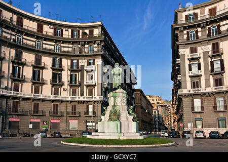 Statue von Umberto i., Bildhauer Achille D'Orsi, Via Nazario Sauro, mit der Viertel von Santa Lucia an der Rückseite, Neapel, Kampanien Stockfoto