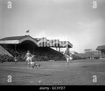 Fußball - League Division Two - Charlton Athletic / Ipswich Town - The Valley. Ipswich Inside Left Ted Phillips hat seinen Schuss von Charlton-Torhüter Willie Duff blockiert Stockfoto