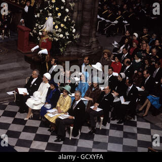 Ausländische Royalty Teilnahme an der Hochzeit der Prinzessin Royal, Prinzessin Anne und Kapitän Mark Phillips in Westminster Abbey. Unter den ausländischen Königshäusern waren in der ersten Reihe (von links nach rechts) Fürst Ranier von Monaco; Prinzessin Grace; Prinzessin Margarita von Hohenlohe-Langenburg (Schwester von Prinz Philip); Prinzessin und Prinz Georg von Hannover. Zweite Reihe: König Konstantin von den Hellenen; Königin Anne-Marie von den Hellenen; der Kronprinz und Prinzessin von Norwegen; Prinzessin Beatrix und Prinz Claus von den Niederlanden. Dritte Reihe: Prinz und Prinzessin von Spanien und Prinz Alexander von Jugoslawien. Stockfoto