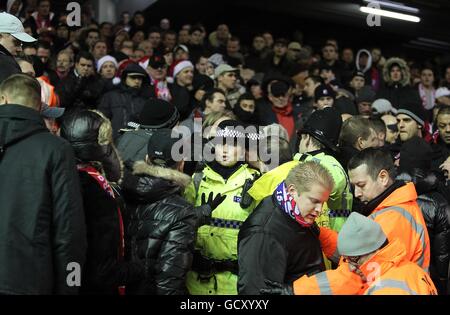 Fußball - UEFA Europa League - Gruppe K - Liverpool / FC Utrecht - Anfield. FC Utrecht Fans mit Polizei und Klatschbüchsen auf den Tribünen Stockfoto