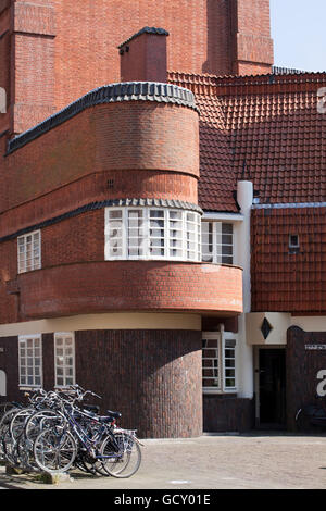 Architektur aus den 1920er Jahren, bekannt als Amsterdamer Schule, Wohnhaus und ein Teil des Museum Het Schip in Amsterdam, Holland Stockfoto