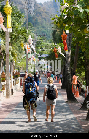 Rucksacktouristen zu Fuß entlang der Strandpromenade von Ao Nang, Krabi Provinz, Thailand, Asien Stockfoto