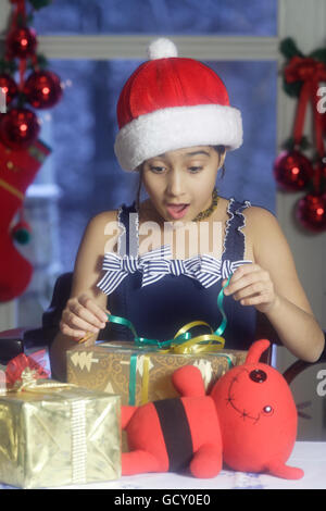 Mädchen, 12 Jahre, Weihnachtsgeschenke auspacken Stockfoto