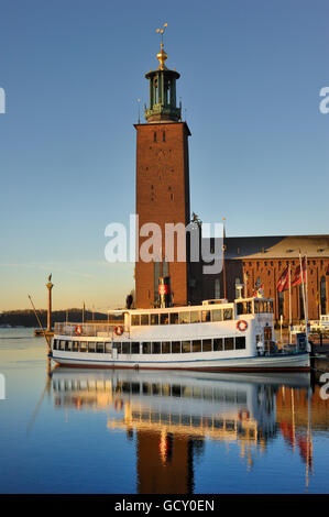 Fähre und Rathaus von Stockholm, Stockholm, Schweden, Europa Stockfoto