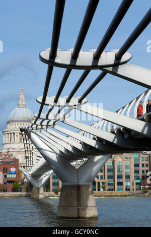 Fußgänger überqueren Millennium Bridge über die Themse, St. Pauls Cathedral, London, England, Vereinigtes Königreich, Europa Stockfoto