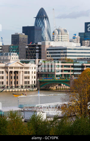 Skyline, Swiss Re Tower, 30 St Mary Axe, The Gherkin, finanziellen Bezirk der Stadt von London, London, England, Vereinigtes Königreich Stockfoto