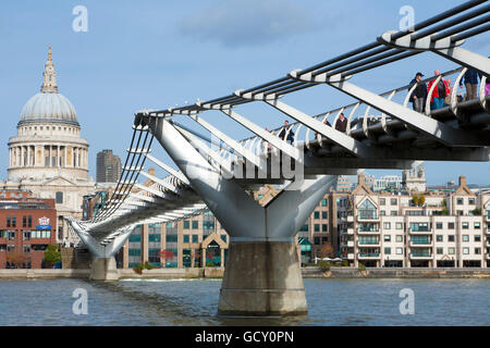 Fußgänger überqueren Millennium Bridge über die Themse, St. Pauls Cathedral, London, England, Vereinigtes Königreich, Europa Stockfoto