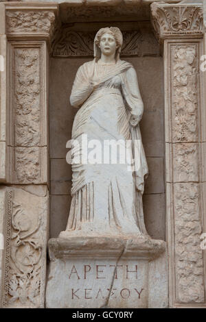 Statue vor der Celsus-Bibliothek, Ephesus, Selcuk, Lykien, Türkei, Asien Stockfoto