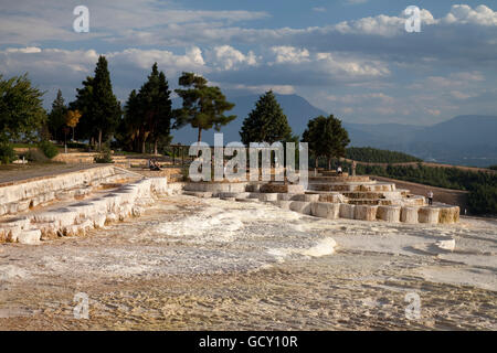 Travertin-Terrassen von Pamukkale, UNESCO-Weltkulturerbe, Denizli, Türkei, Asien Stockfoto