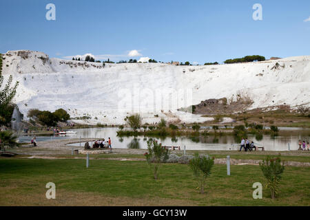 Travertin-Terrassen von Pamukkale, UNESCO-Weltkulturerbe, Denizli, Türkei, Asien Stockfoto