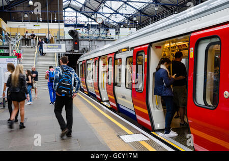 Ein Zug sitzt in Earls Court u-Bahnstation zu fahren. Stockfoto