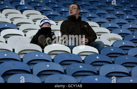 Fußball - npower Football League Two - Stockport County / Morecambe - Edgely Park. Fans von Stockport County nehmen vor dem Spiel der npower League Two im Edgelie Park, Stockport, Platz. Stockfoto