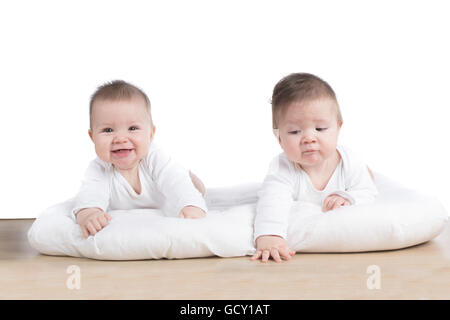 Baby Zwillinge auf Bauch liegend Stockfoto