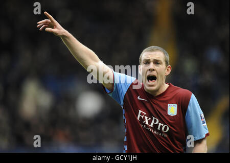 Richard Dunne von Aston Villa während des Spiels der Barclays Premier League in Stamford Bridge, London. Stockfoto