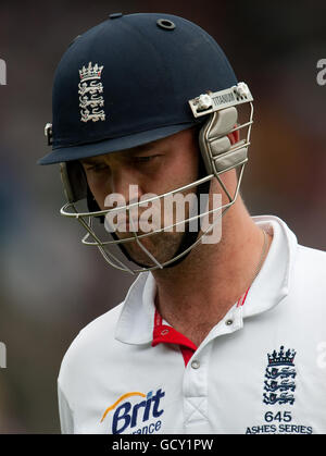 Der Engländer Jonathan Trott verlässt das Feld, nachdem er während des fünften Ashes-Tests auf dem Sydney Cricket Ground, Sydney, Australien, von Mitchell Johnson aus dem australischen Bundesstaat Australien geprellt wurde. Stockfoto