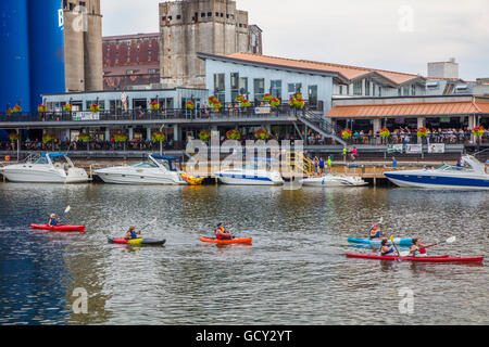 Personen Kajak vorbei an Buffalo Riverworks Komplex in Buffalo River in Buffalo New York Stockfoto