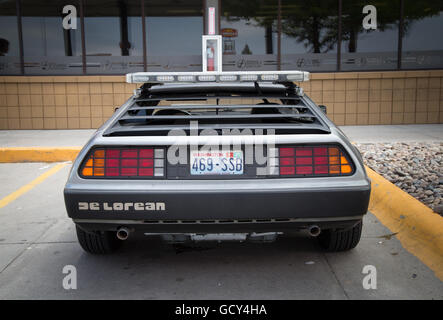 Ein De Lorean Auto parkt vor einer Tankstelle in großen Federn, Nebraska, 1. Juni 2014. Stockfoto