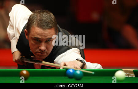 Der schottische Stephen Hendry am Tisch während seines Spiels in der 2. Runde gegen den walisischen Mark Williams während der UK Championships 12Bet.Com im Telford International Center, Telford. Stockfoto