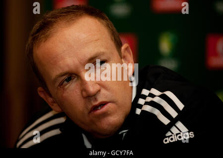 England-Coach Andy Flower bei einer Pressekonferenz im Teamhotel in Melbourne, Australien. Stockfoto