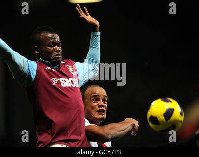 Vincent Kompany von Manchester City und Victor Obinna von West Ham United (Links) Kampf um den Ball Stockfoto