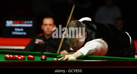 Englands Shaun Murphy am Tisch während seines Halbfinales gegen Wales' Mark Williams während der UK Championships 12Bet.Com im Telford International Centre, Telford. Stockfoto