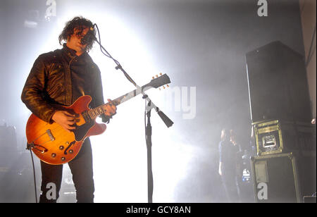 Peter Hayes vom Black Rebel Motorcycle Club tritt an der Brixton Academy in London auf. Stockfoto