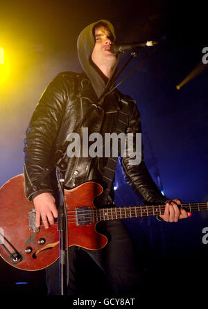 Black Rebel Motorcycle Club in der Brixton Academy - London. Robert Levon been vom Black Rebel Motorcycle Club tritt an der Brixton Academy in London auf. Stockfoto