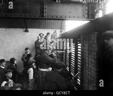 Bibliotheksdatei vom 03/01/1911. Während der Belagerung in der Sidney Street 100, Houndsditch, Ost-London, im Jahr 1911, wo Truppen und Polizei einen Waffenschlacht mit drei "Anarchisten" führten, zielen Wachmänner ab. Stockfoto