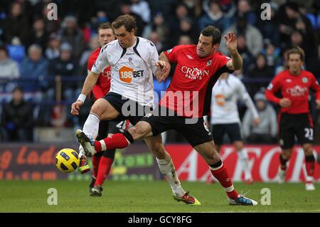 Fußball - Barclays Premier League - Bolton Wanderers gegen Blackburn Rovers - Reebok Stadium. Johan Elmander von Bolton Wanderers (links) und Ryan Nelsen von Blackburn Rovers kämpfen um den Ball Stockfoto