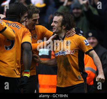 Stephen Hunt von Wolverhampton Wanderers (rechts) feiert das erste Tor des Spiels mit seinen Teamkollegen Stephen ward, David Edwards und George Elokobi (links) Stockfoto